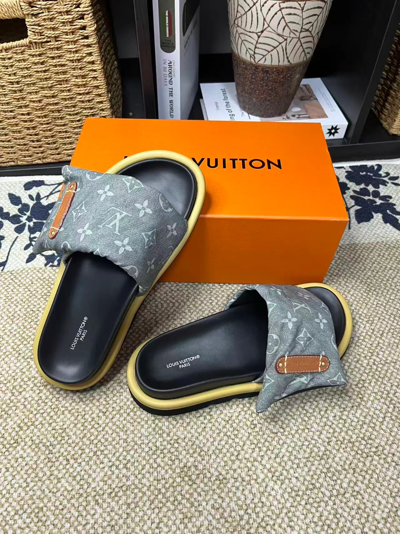 P340 [New Style] [LOUIS VUITTON] Louis Vuitton, LV printing, men's and women's slippers are now on the market, packed in drawer boxes with cloth bags and cards, the upper pattern looks very soft and waxy, and is a super versatile leg slimming tool. Fabric: imported denim/canvas/old fabric, LV hardware LOGO, official website pattern printing, comfortable to wear, feet: high-elastic PU water table. Sole: foam sole, heel height: about 5cm. Code number: 35-46, 35, 45, 46 are custom-made and non-returnable. Color: multiple colors and styles available.